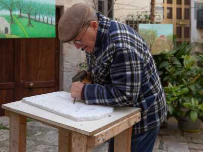 ...intento a rifinire con lo scalpello...